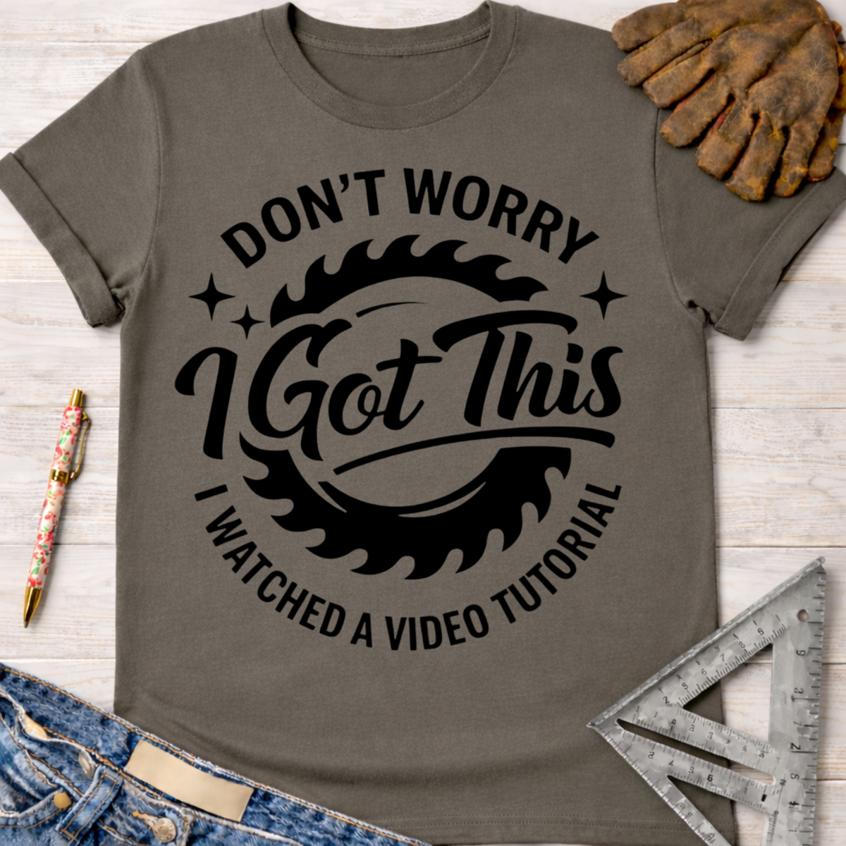 Women's funny woodworking graphic tee shirt for female woodworkers, makers, and DIY builders — Sawdust & Ponytails. Gray cotton tee with "Don't Worry I Got This I Watched a Video Tutorial" text and saw blade graphic.